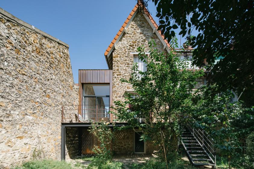 HOUSE V // vue de l’extension depuis le jardin - © Benoit Florençon