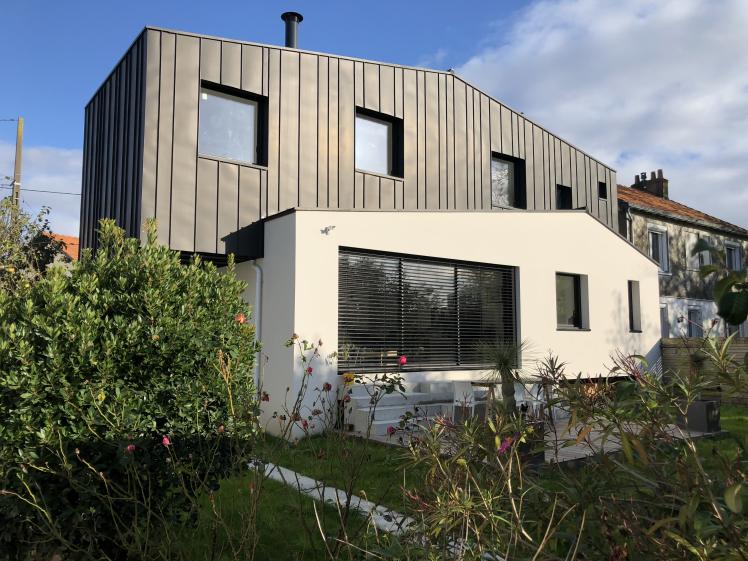 Réhabilitation et extension d'une maison en zinc