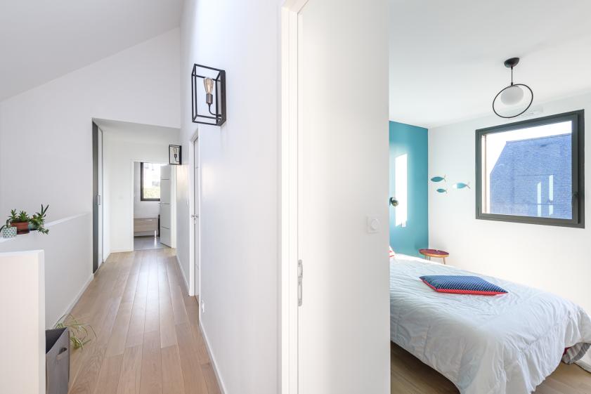 Dégagement d'étage et vue sur une des chambres