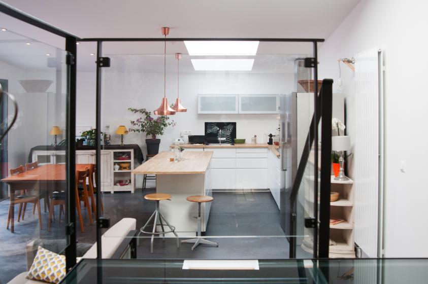 Vue sur la cuisine ouverte depuis l'escalier métallique