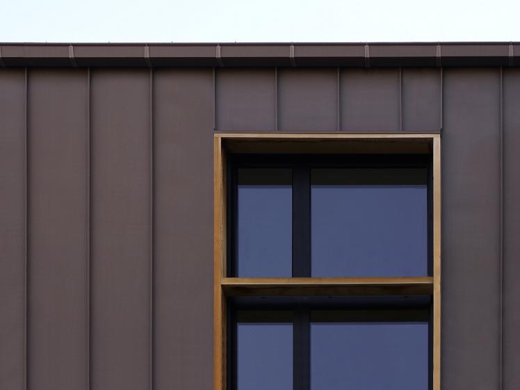 Bardage zinc et précadre bois