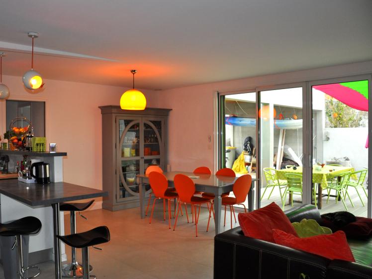Espace de vie avec cuisine ouverte