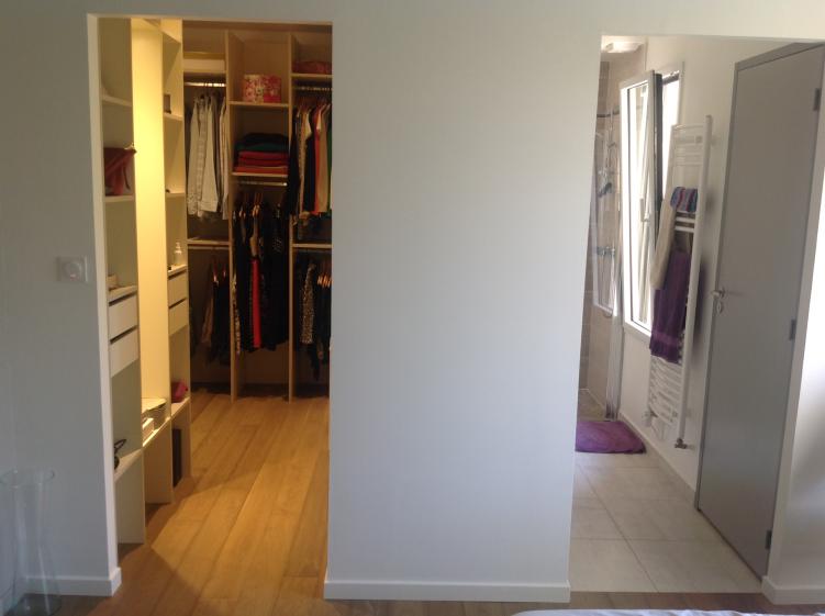 Vue sur le dressing et la SDB créée 