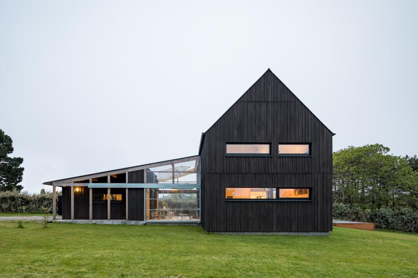 Façade est à la tombée de la nuit. Photographe : Olivier Martin Gambier.
