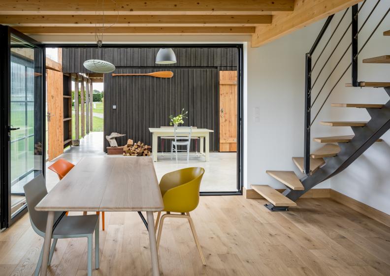 Intérieur de la pièce principale de la maison au rez-de-chaussée, vu en directio