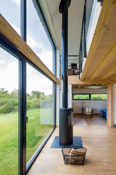 Intérieur de la pièce principale de la maison au rez-de-chaussée, vu en directio