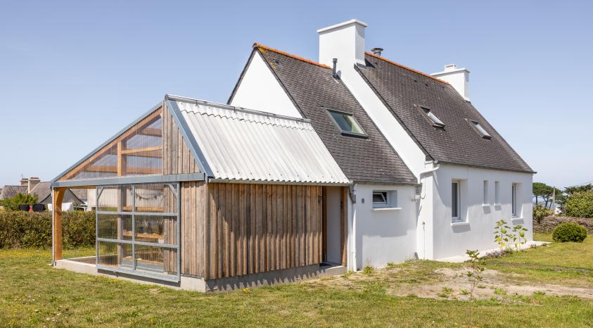 Façade sud-est montrant l'articulation de la serre avec le bâti existant