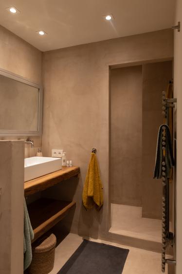 Rénovation d'une ancienne ferme en mas - Salle de bain 01