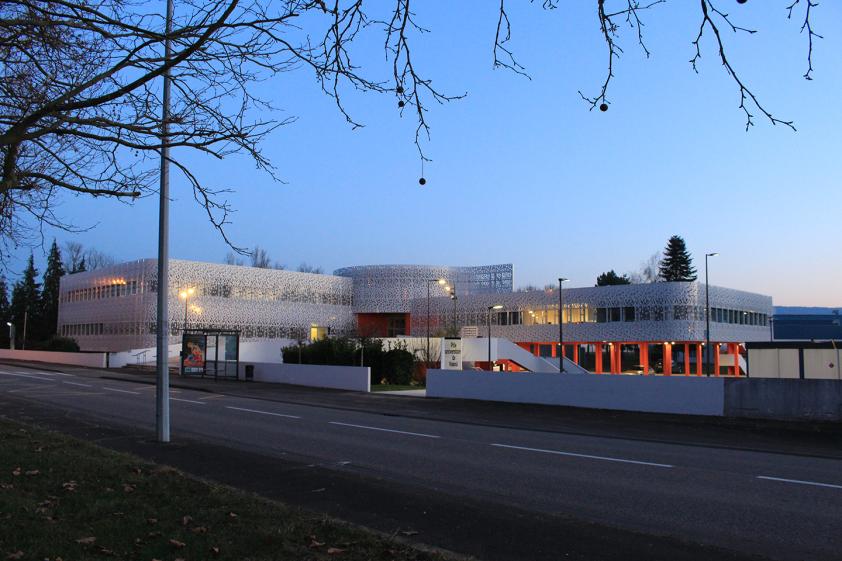Vue de la façade principale depuis la rue