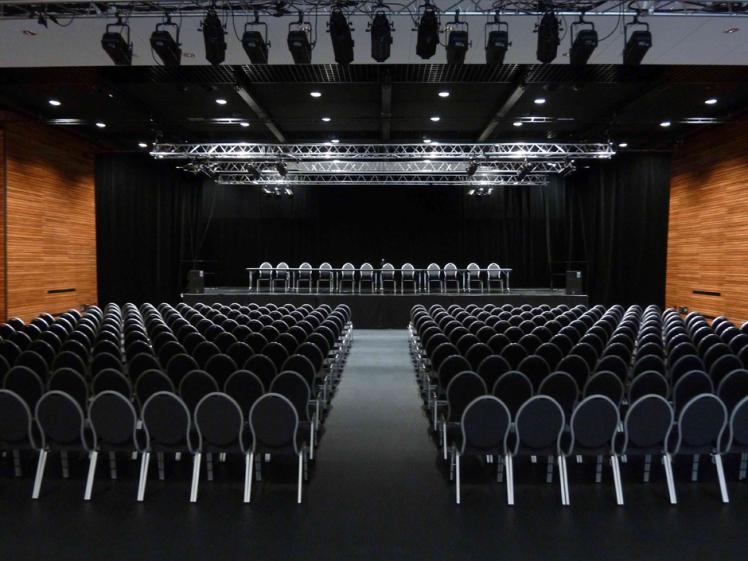 Grande salle en configuration congrès