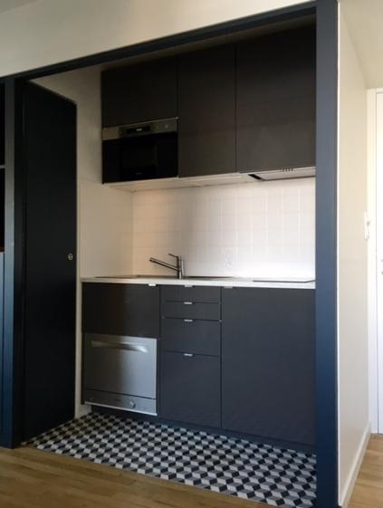 Kitchenette intégrée dans un placard