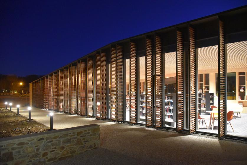 façade vitrée et brise soleil bois donnant sur le jardin
