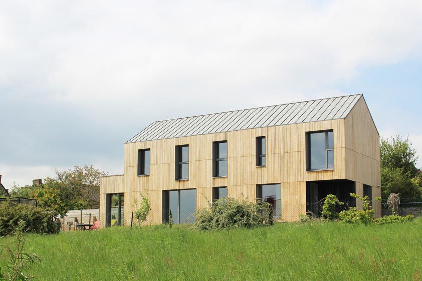 maison_ecologique_en_paille_et_bois_brule.jpg
