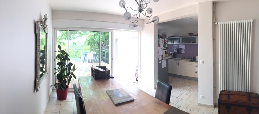 Vue de la salle à manger / cuisine