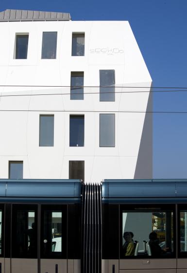 aakingkong-bordeaux-seekoo-ext-tram.jpg