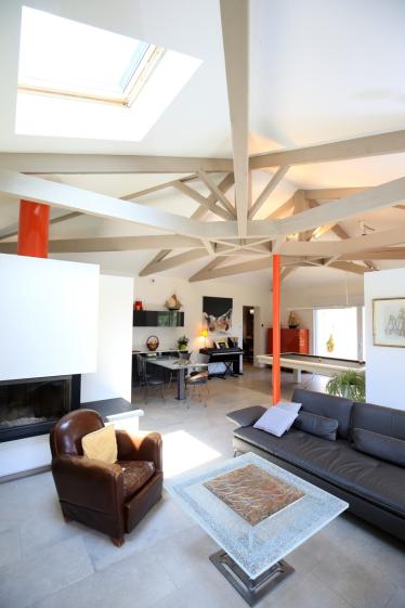 une_charpente_mise_en_scene_pour_une_renovation_resolument_contemporaine.jpeg