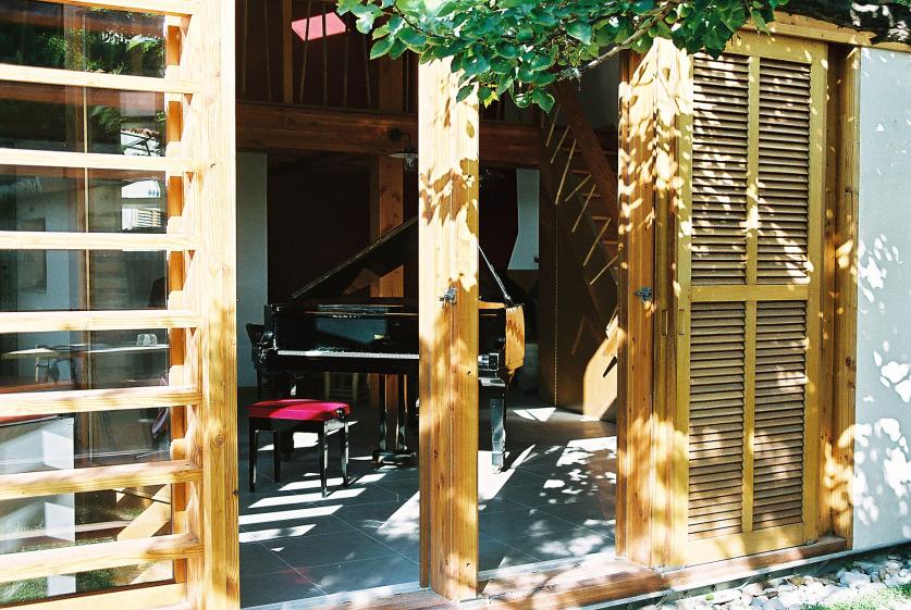 un lieu ouvert sur le jardin et à l'ombre en été