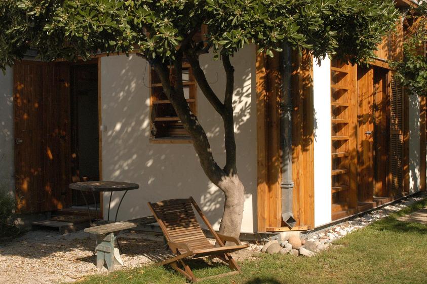 Le projet s'est glissé dans le jardin existant