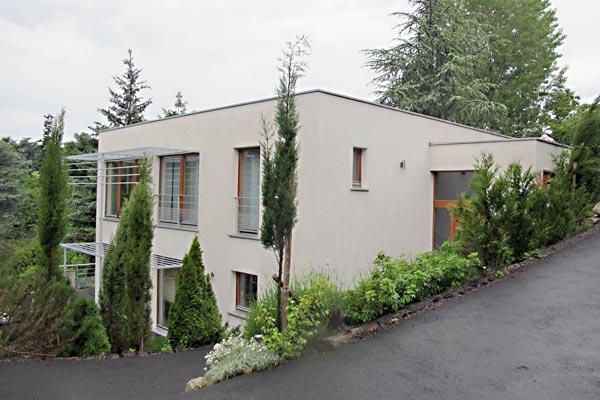Maison passive écologique à ossature bois, façades sud et est.