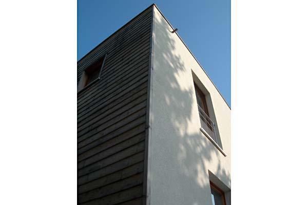 Maison passive écologique à ossature bois, angle des façades nord et ouest.