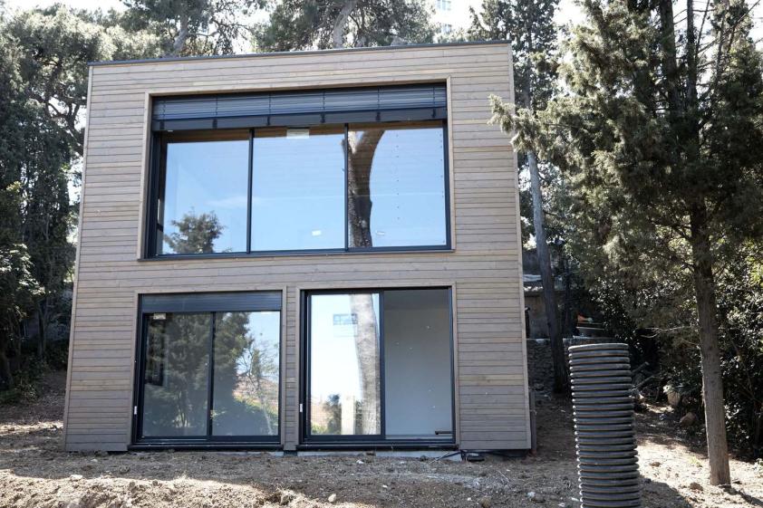 Façade EST - chambres / Rez de jardin - salon / rez de restanque + terrasse en R