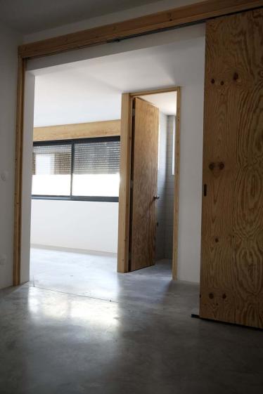 1 des 4 chambres du Rez de jardin, avec cloison mobile ouvrant sur le mini-salon