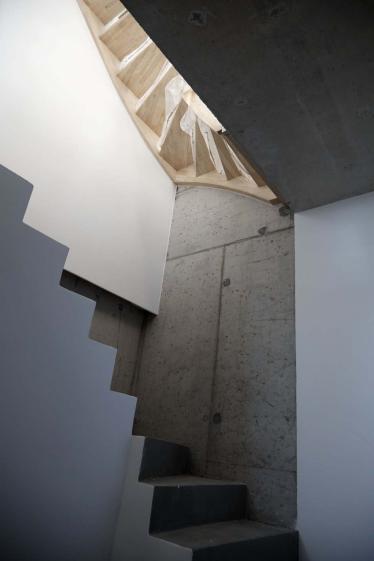 Escalier bois ajouré (rez de restanque vers toit-terrasse) sur escalier béton ma