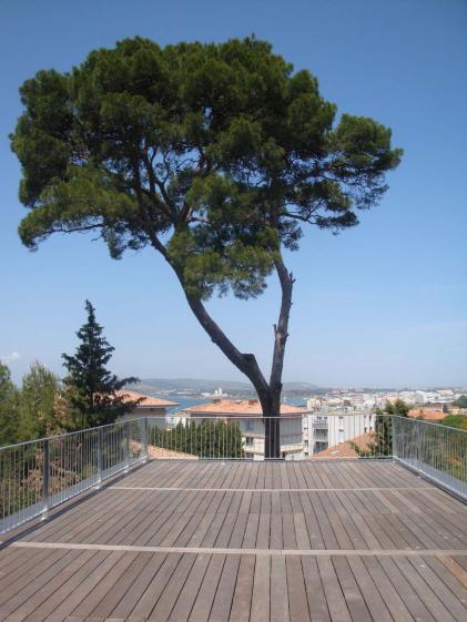 terrasse en R+1, flottant dans les arbres et le paysage