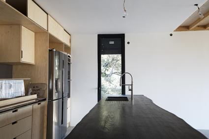 Cuisine sur mesure en CP et bois brûlé