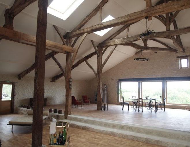 Grange transformée en salle d'activités