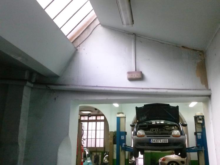 Le local: garage de réparation de voiture avant travaux, 