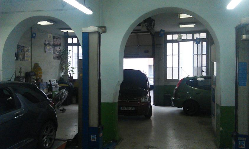 Le local: garage de réparation de voiture avant travaux