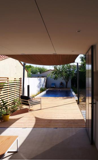 piscine_depuis_porche_copie.jpg