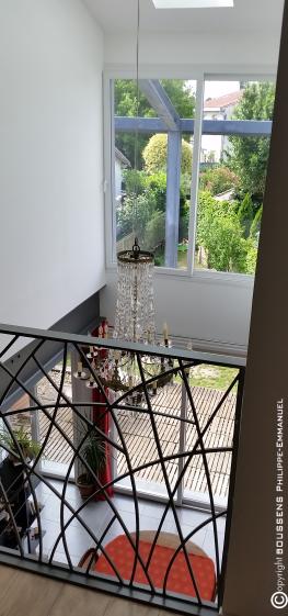 Le vide sur séjour et sa perspective dans le jardin
