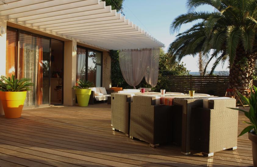 Terrasse en bois et pergola suspendue