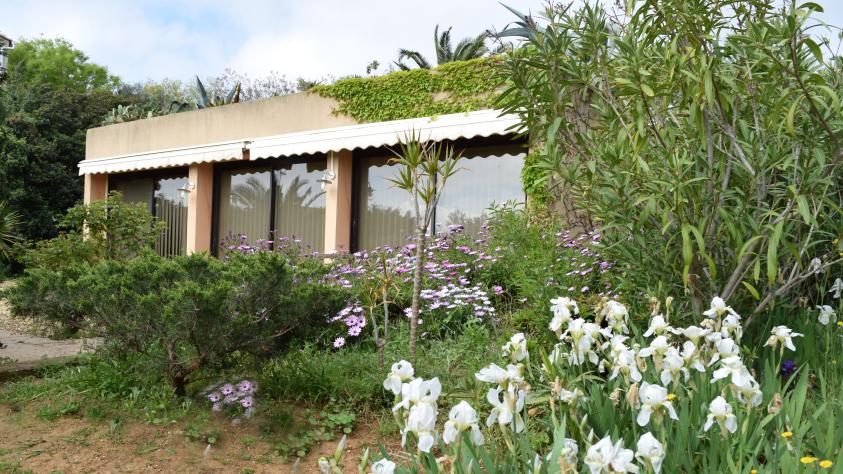 Villa R+0 dans le prolongement de la piscine