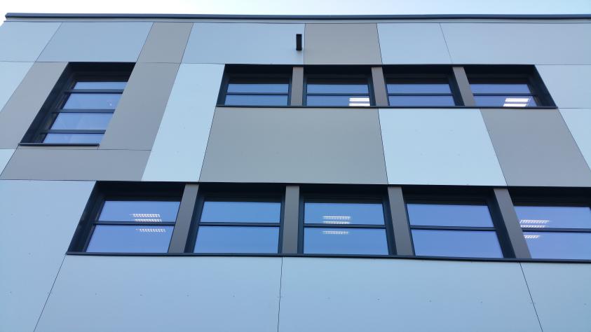 détail de façade trespa