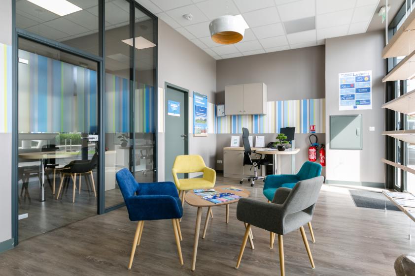 Aménagement d'une agence immobilière dans un local brut à TARNOS