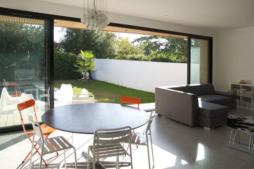 esperluete_salon_ouvert_sur_jardin.jpg