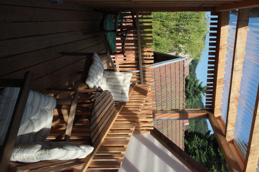 Terrasse entre gite et dépendances