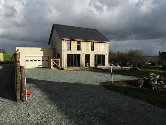 Accès, façade Sud-Ouest & garage (parpaing enduit)