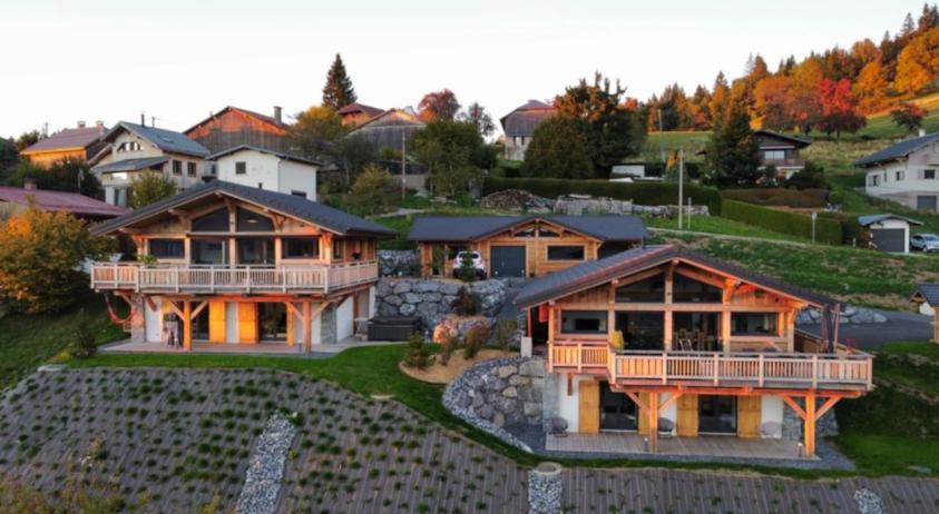 Vue des 2 chalets bois donnant sur la vallée