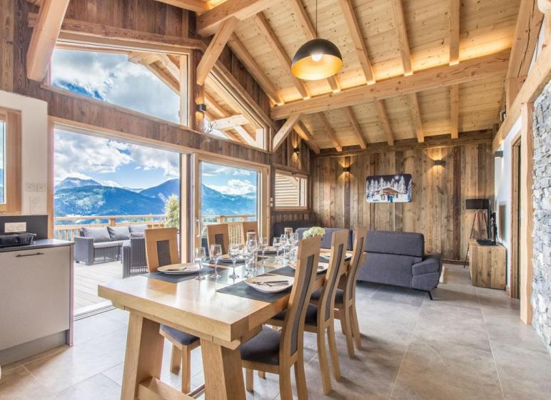 Un séjour tout en bois donnant sur la terrasse et la vue sur la vallée de l'Arve