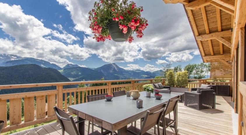 Une terrase panoramique avec vue sur la vallée