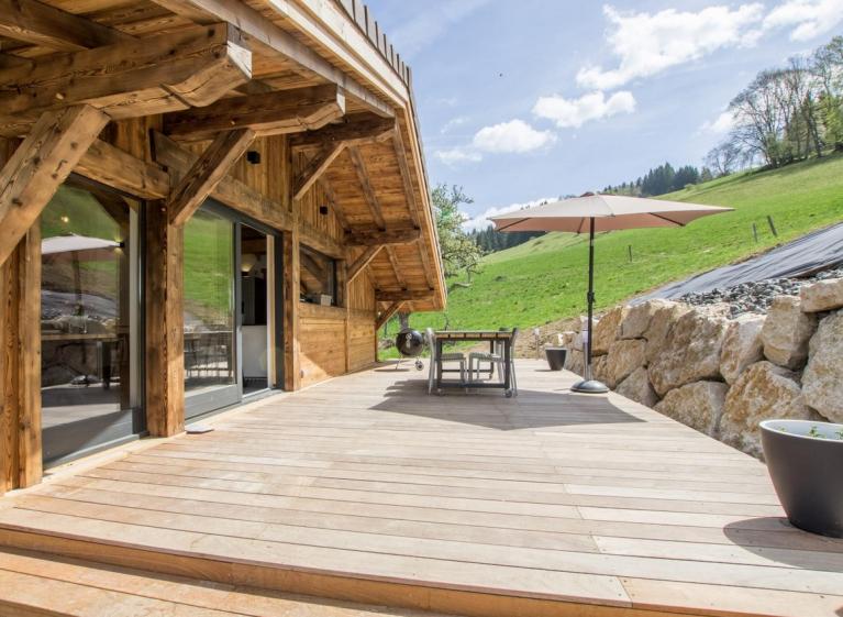 Terrasse protégée grandes baies vitrées