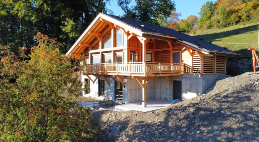 Construction d'un chalet bois dans un site en pente