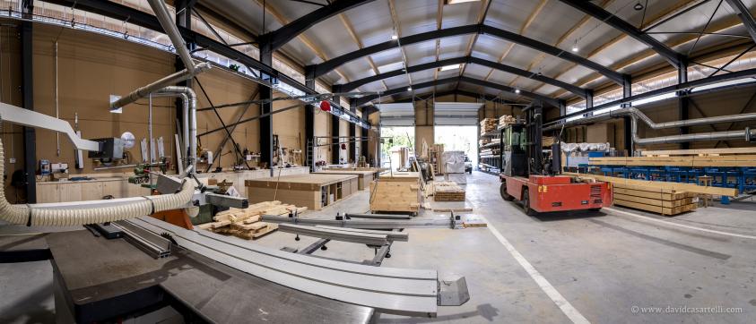 Bâtiment artisanal en charpente métallique, bardage aluminium et bois
