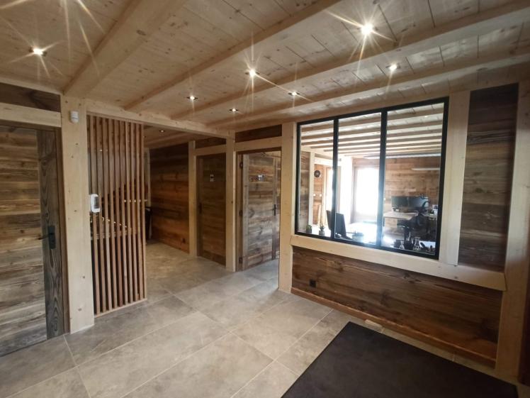 Aménagement de bureaux dans un bâtiment artisanal de charpente bois