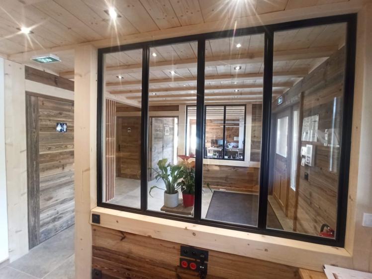 Aménagement de bureaux dans un bâtiment artisanal de charpente bois