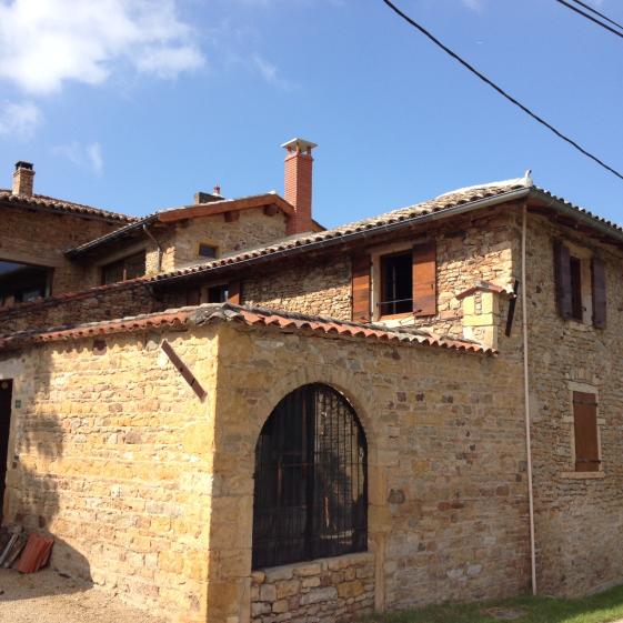 Reconstruction après sinistre d'une maison individuelle en pierre